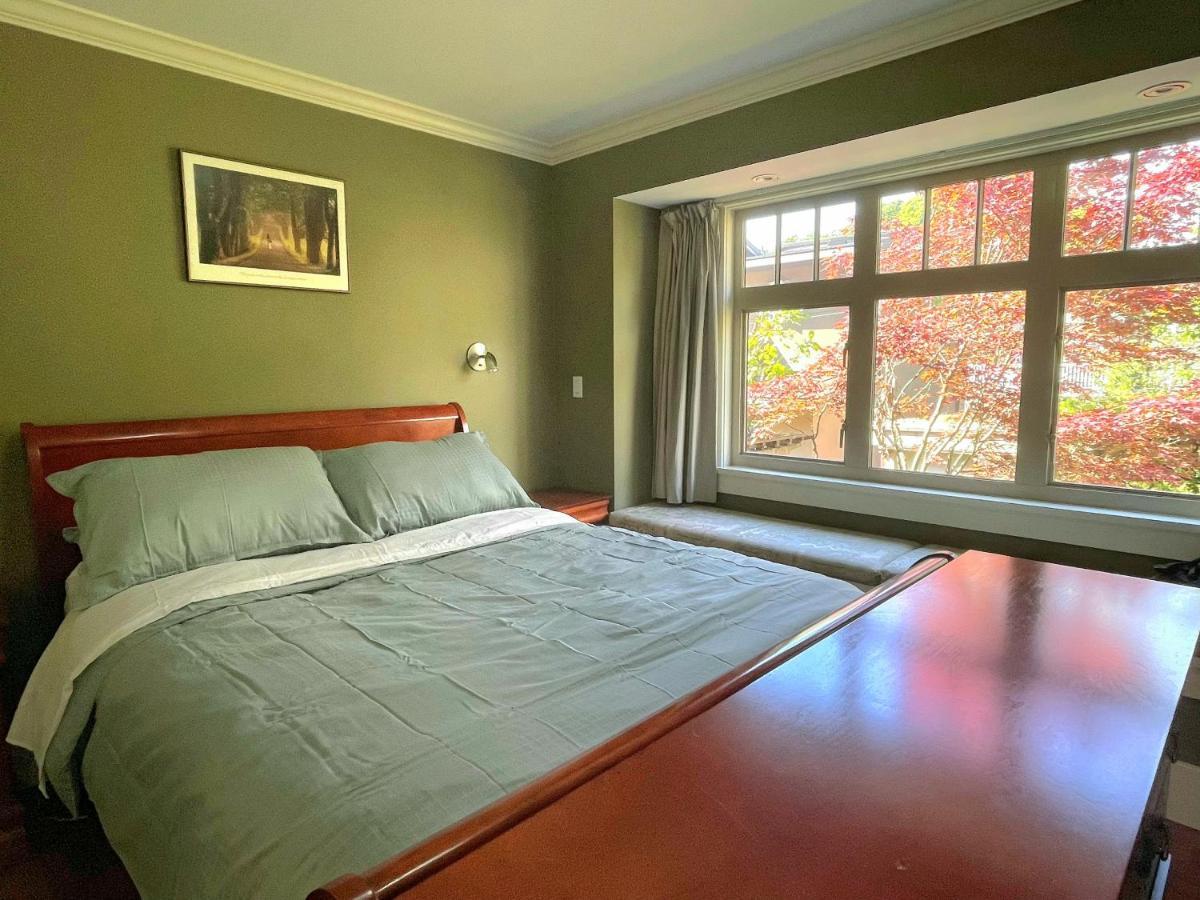 Elegant, Sunny Modern Home With Skylights - Kitsilano, فانكوفر المظهر الخارجي الصورة