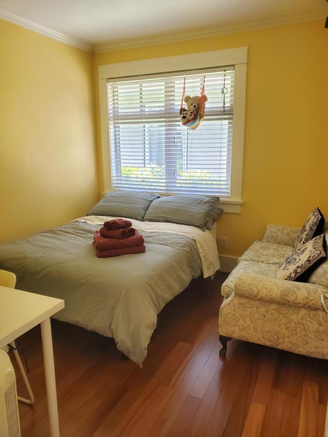 Elegant, Sunny Modern Home With Skylights - Kitsilano, فانكوفر المظهر الخارجي الصورة
