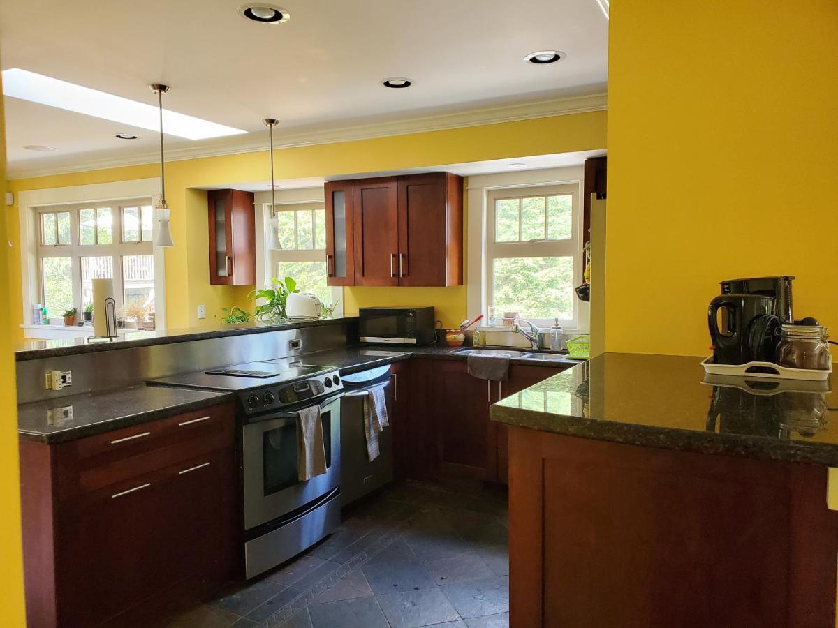 Elegant, Sunny Modern Home With Skylights - Kitsilano, فانكوفر المظهر الخارجي الصورة