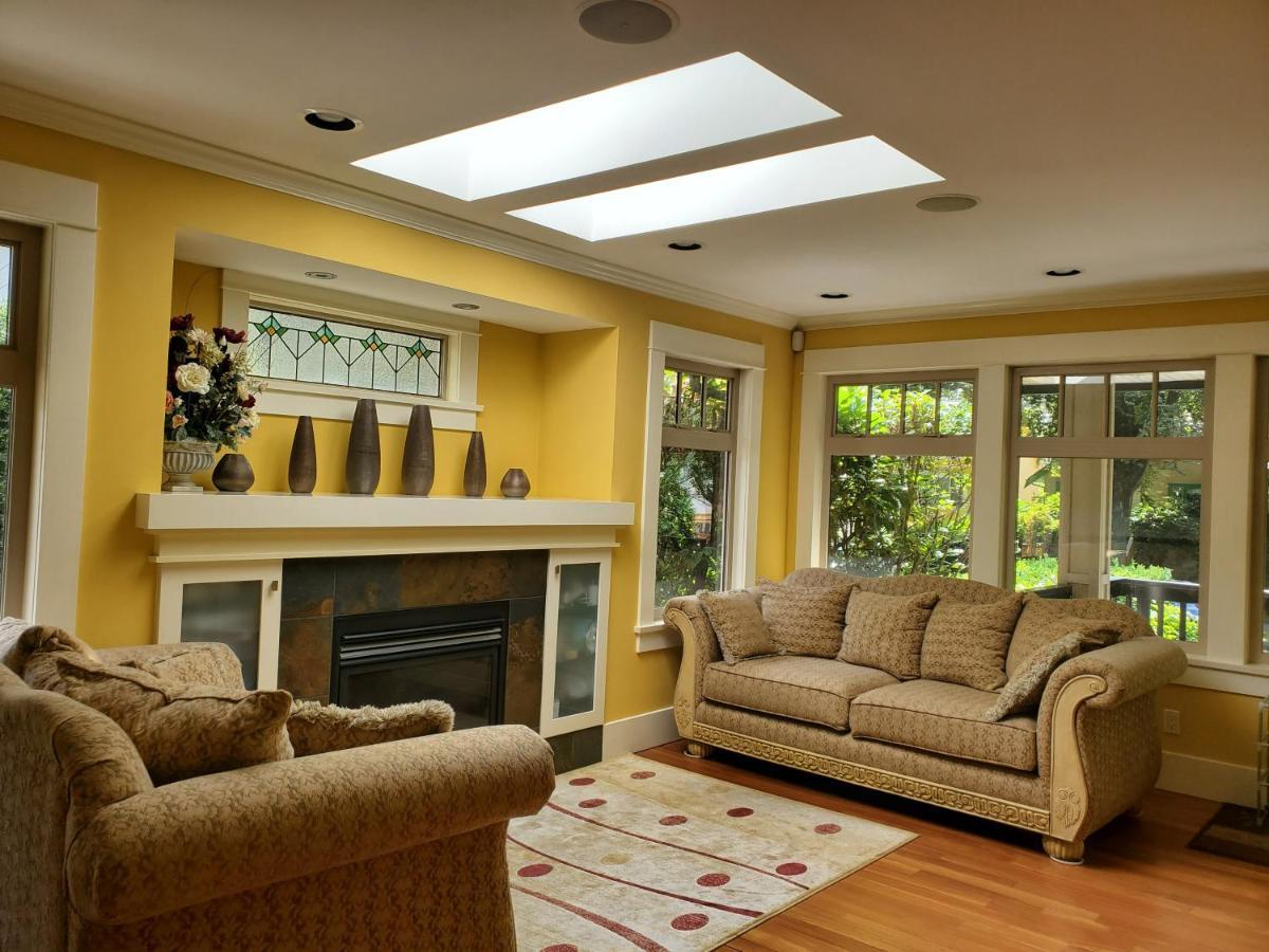 Elegant, Sunny Modern Home With Skylights - Kitsilano, فانكوفر المظهر الخارجي الصورة