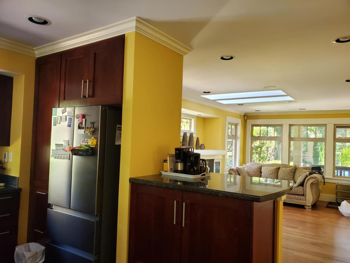 Elegant, Sunny Modern Home With Skylights - Kitsilano, فانكوفر المظهر الخارجي الصورة
