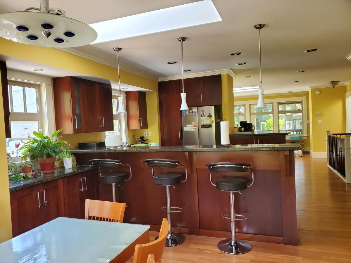 Elegant, Sunny Modern Home With Skylights - Kitsilano, فانكوفر المظهر الخارجي الصورة
